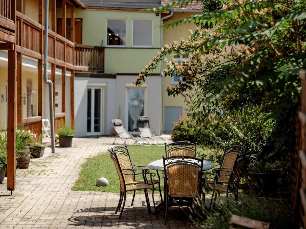 Fruehstueckshaus Wunderland Bed & Breakfast Laa an der Thaya Exterior photo
