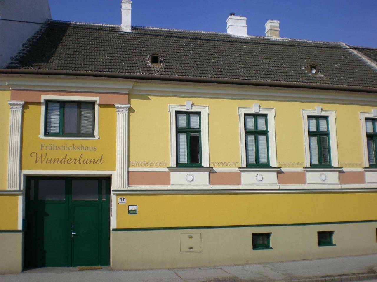 Fruehstueckshaus Wunderland Bed & Breakfast Laa an der Thaya Exterior photo
